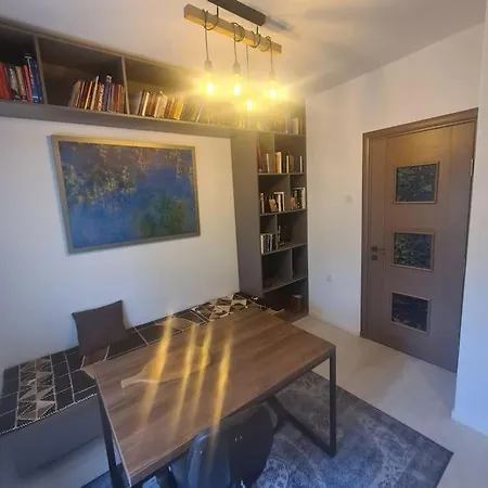 One-bedroom In Center דירה